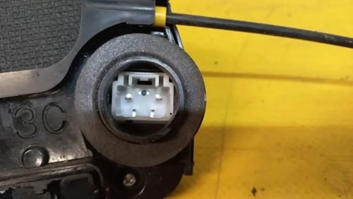 Vista 4 de Chapa Puerta Trasera Izquierda Yaris 2007 2016