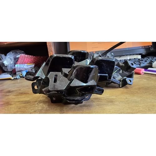 Vista 3 de Tapa De Parrilla Mazda Cx-30 20-26 Brillante