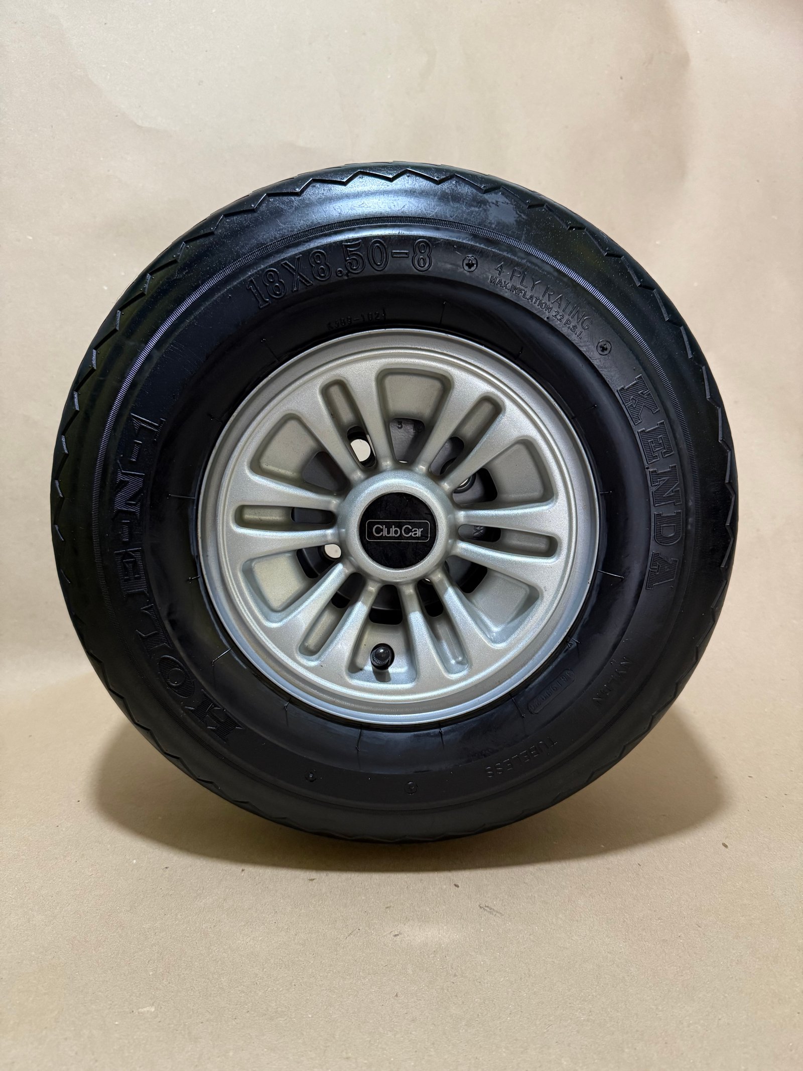 Vista 2 de Llanta para carritos de golf 
Rin 8 
Compatible con CLUB CAR,YAMAHA, EZ-GO

Incluye llanta rin y tapa original de club car