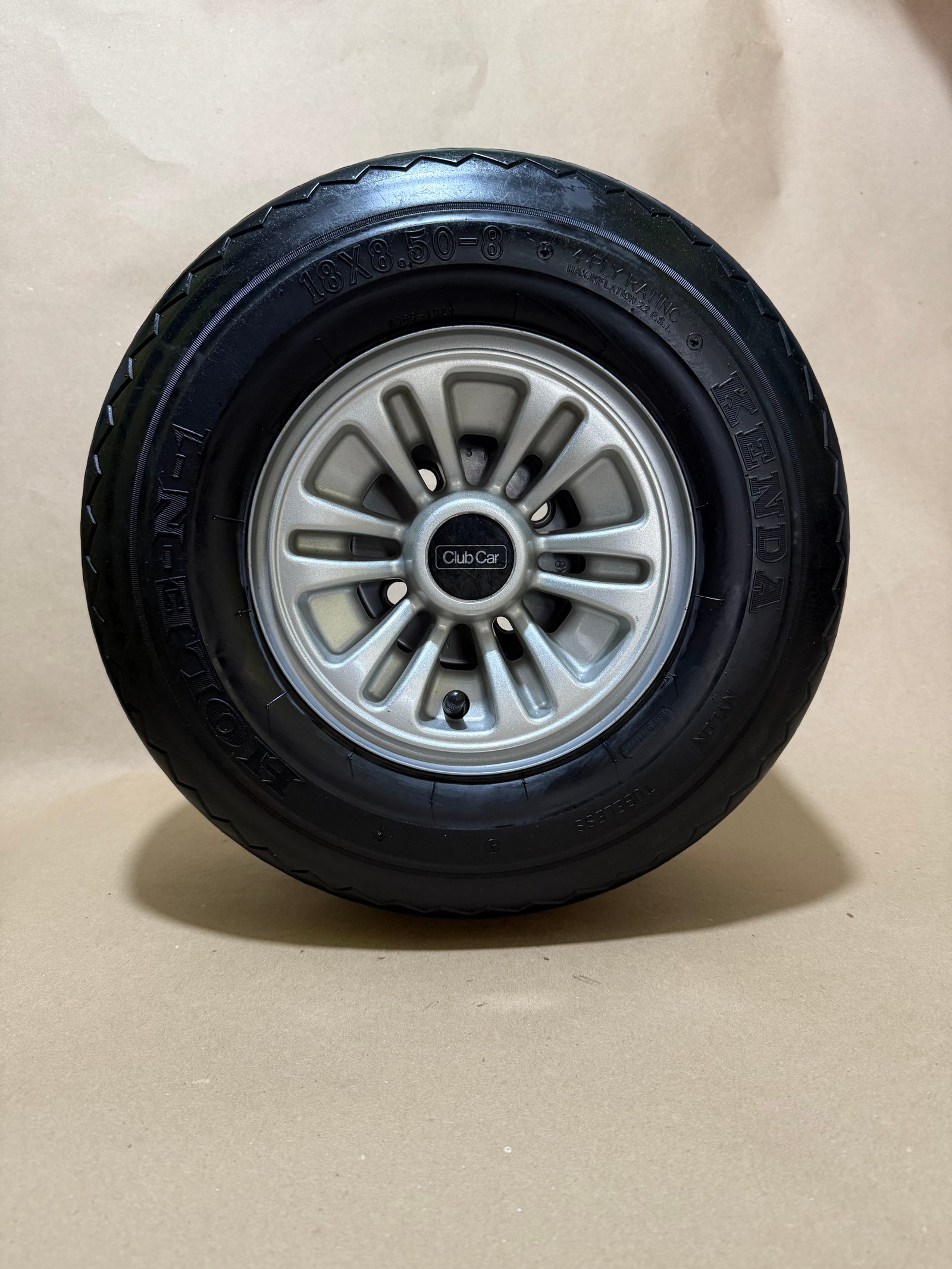 Vista 4 de Llanta para carritos de golf 
Rin 8 
Compatible con CLUB CAR,YAMAHA, EZ-GO

Incluye llanta rin y tapa original de club car