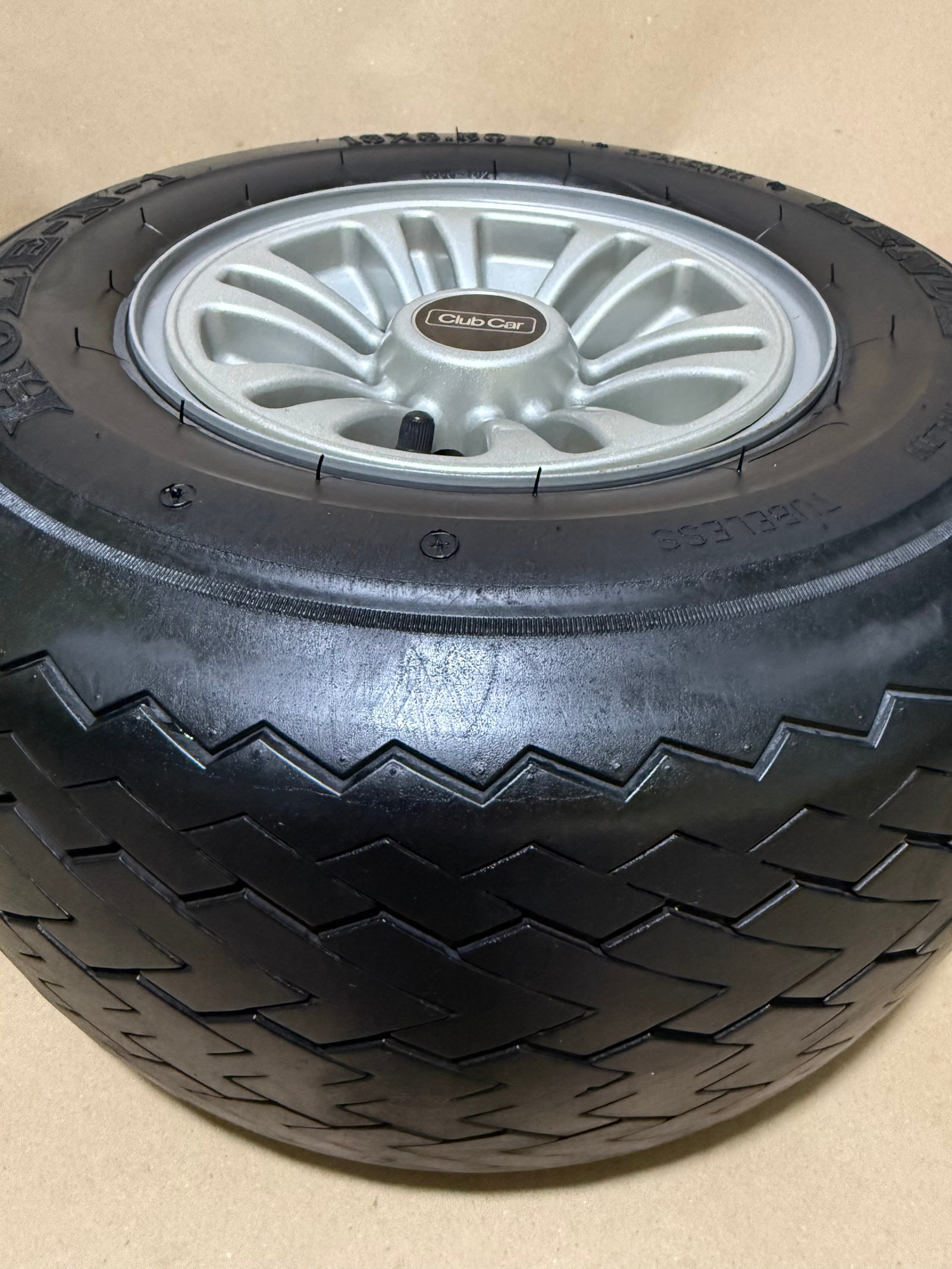 Vista 5 de Llanta para carritos de golf 
Rin 8 
Compatible con CLUB CAR,YAMAHA, EZ-GO

Incluye llanta rin y tapa original de club car