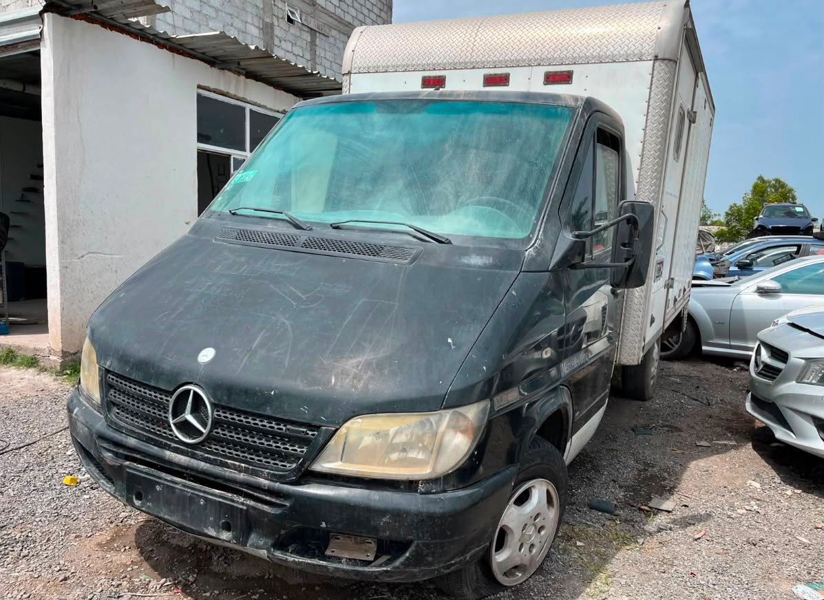 Vehículo Mercedes-Benz Sprinter disponible únicamente para despiece y venta de refacciones. Ideal si buscas componentes de motor turbodiésel, partes de la carrocería, accesorios de cabina o elementos para la caja de carga.
Años compatibles: 2002 a 2006
Tipo de motor: Turbodiésel 2.7L CDI