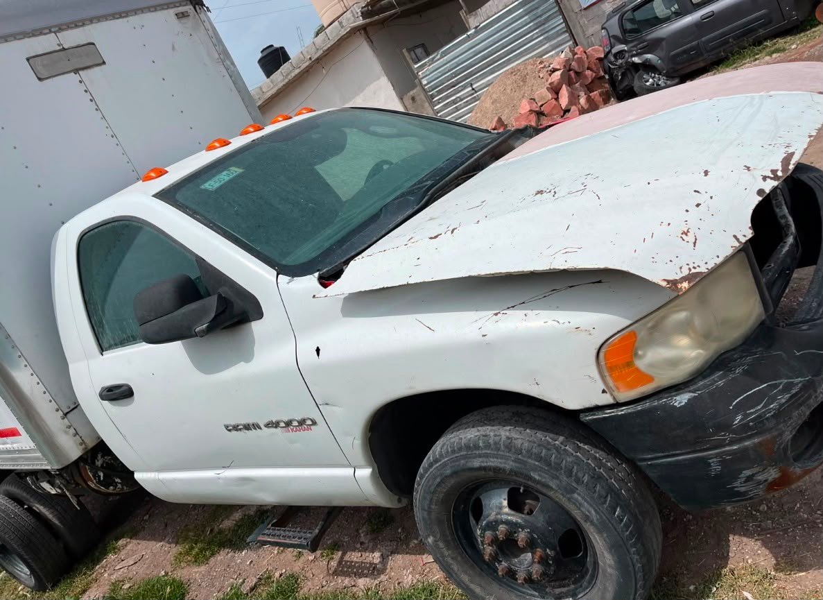 Camión Dodge Ram 4000 disponible únicamente para despiece y venta de refacciones. Ya sea que necesites partes mecánicas, componentes de la cabina o elementos de la caja refrigerada, pregunta por lo que te haga falta.
Años compatibles: 2003 a 2008
Motorización: Compatible con piezas de motores V8 HEMI 5.7L